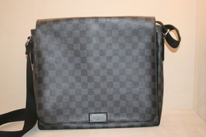 Louis Vuitton Damier Graphite District mm